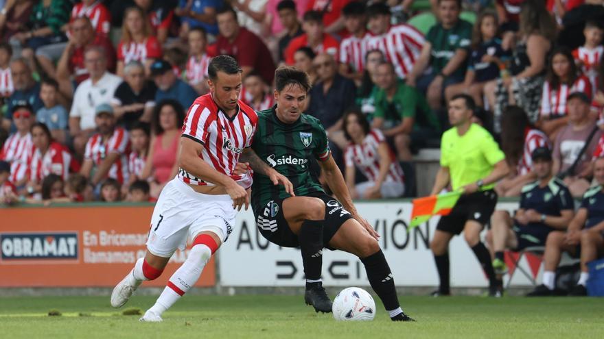 Una acción del Sestao River ante el Athletic Club en Las Llanas