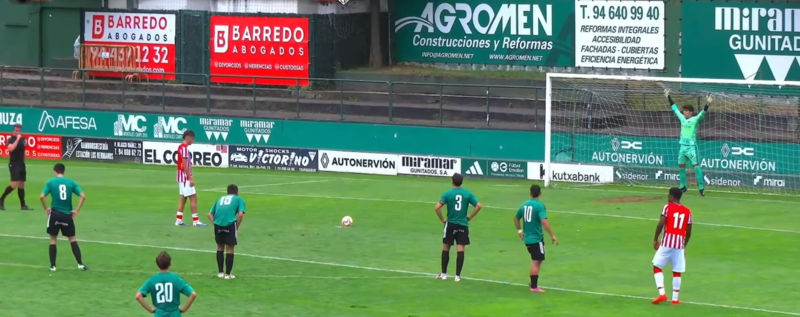 Ibon Urrosolo detiene un penalti ante el Bilbao Athletic