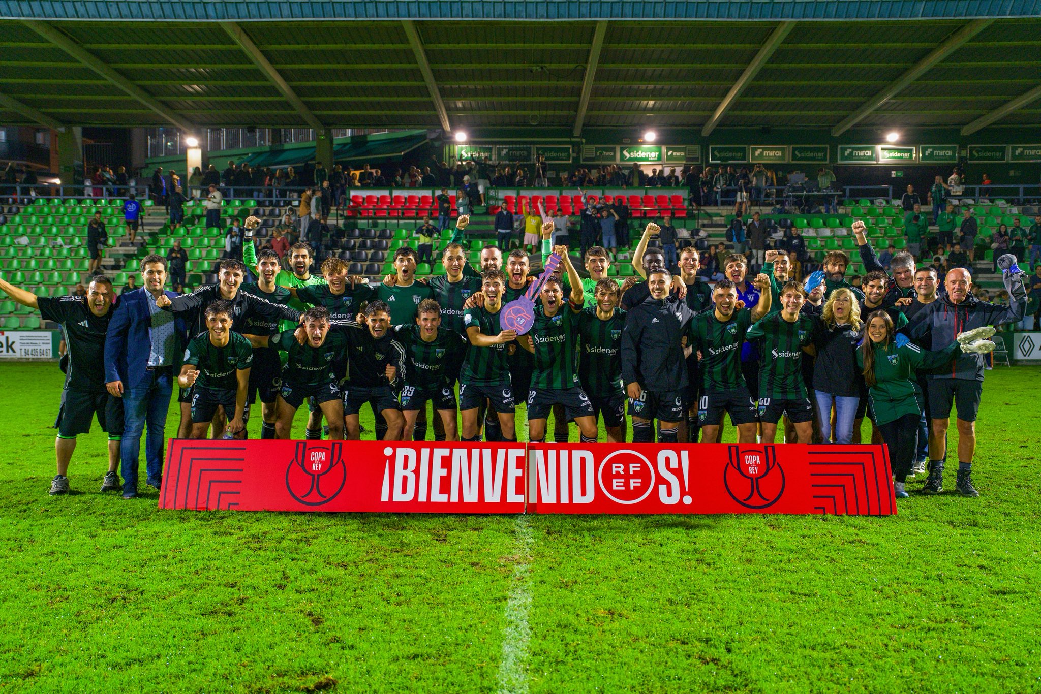Los jugadores del Sestao River celebran la clasificación para la Copa del Rey