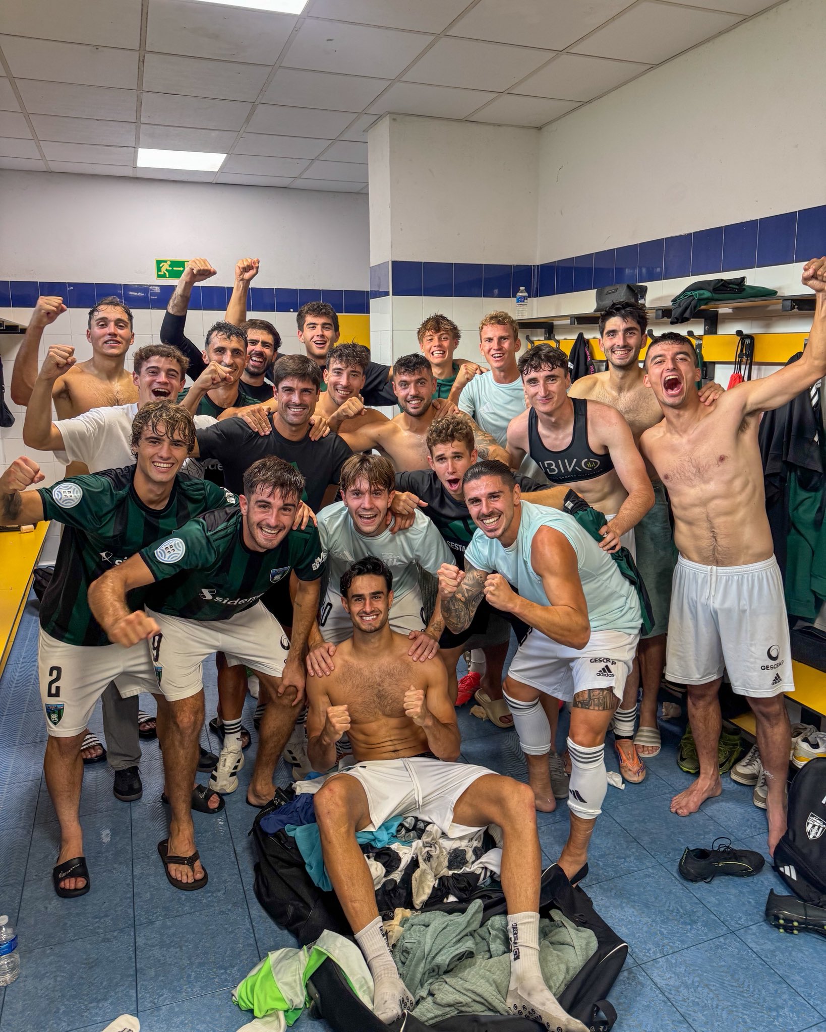 Celebración del Sestao River en el vestuario de Urbieta